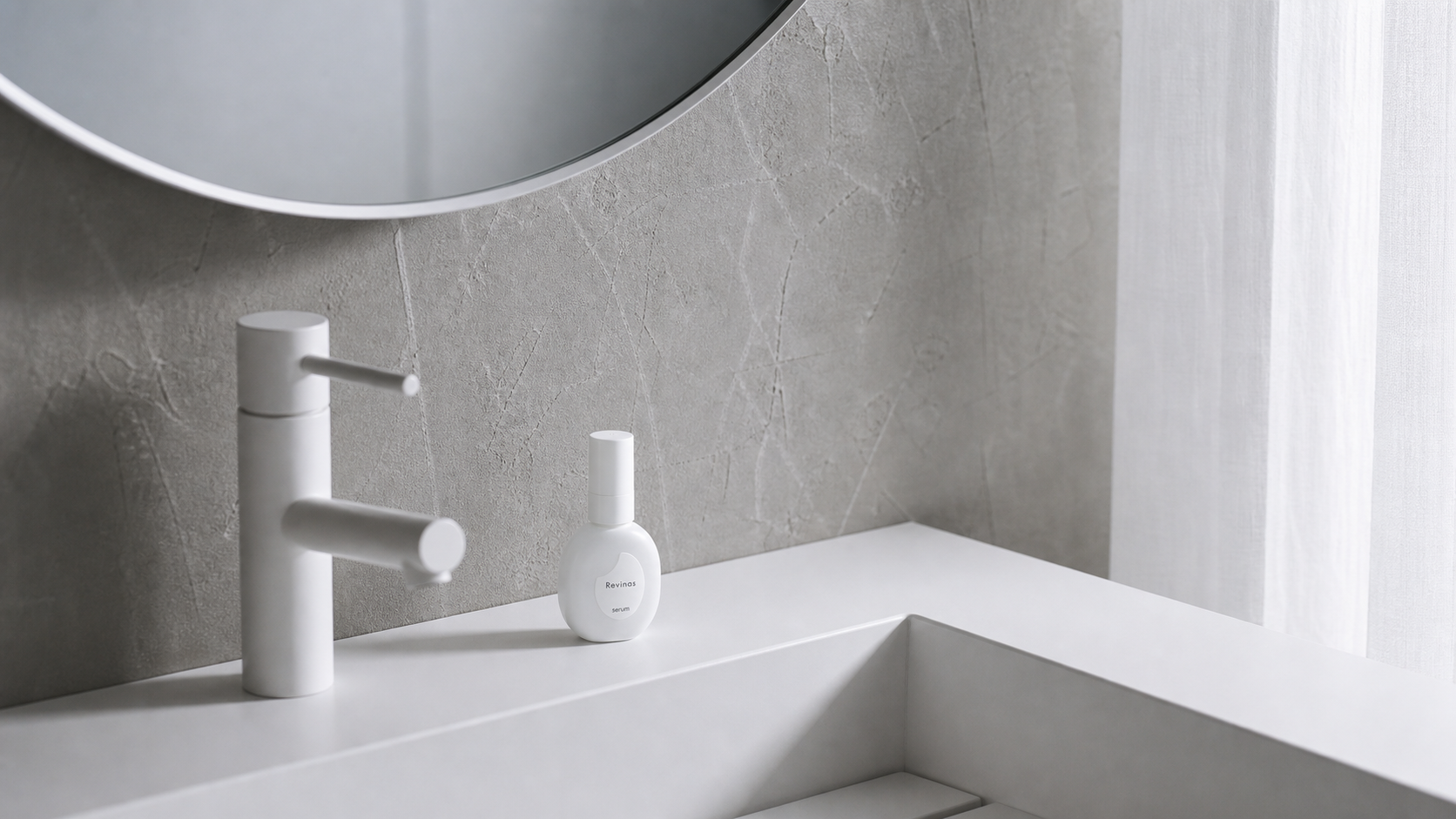 洗面所に置かれたRevinas serum